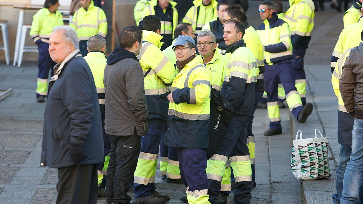 Los trabajadores del servicio de Limpieza Viaria respaldan el traspaso. | ICAL