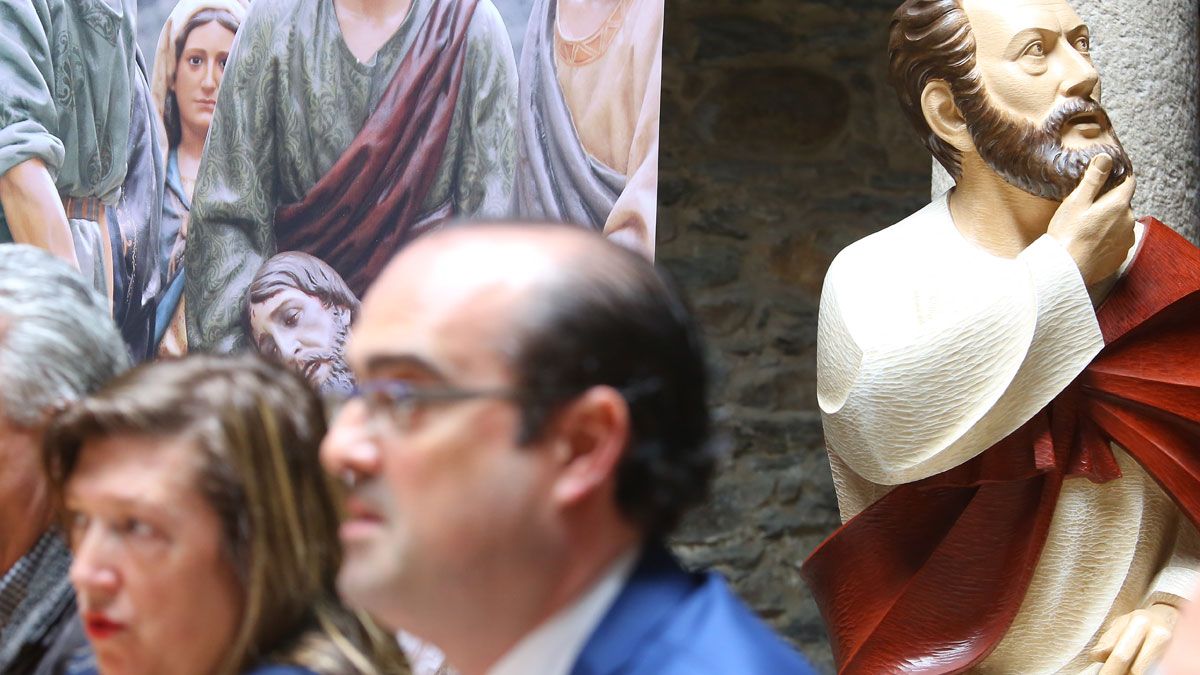 Morala, en un acto de la Semana Santa junto a la actual edil de Cultura y figuras de las Pasión. | César Sánchez Morala, en un acto de la Semana Santa junto a la actual edil de Cultura y figuras de las Pasión. | César Sánchez