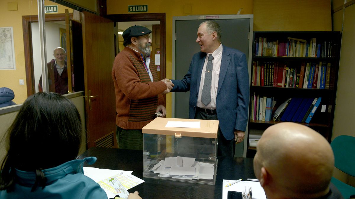 Félix José Pérez Echeverría y Eduardo López Sendino, este martes por la mañana antes de votar. | MAURICIO PEÑA