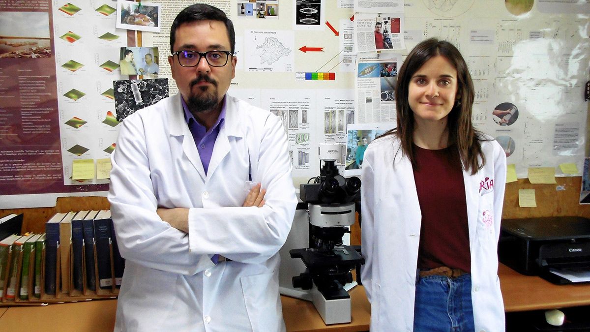Los investigadores de la ULE, María Borrego Ramos y Saúl Blanco, descubridores de una nueva especie de alga en la Cueva de Valporquero. | ICAL