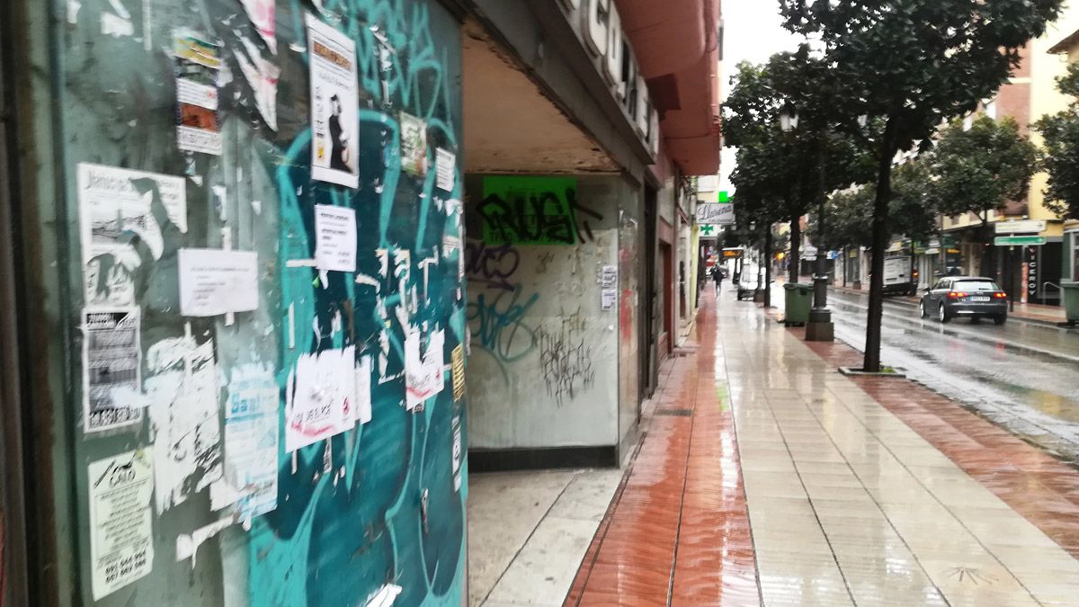 Imagen de esta misma semana de un escaparate convertido en muro de cartelería en La Puebla. | D.M.