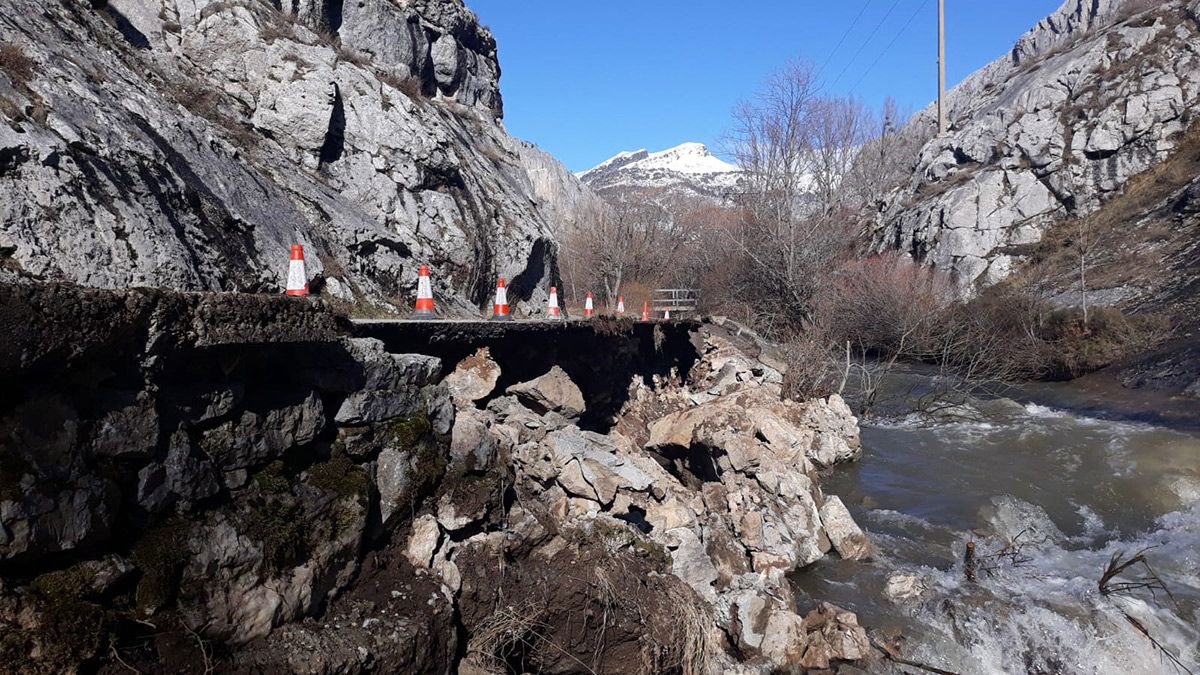 Imagen de la carretera de Lois, afectada también por derrumbes. | L.N.C.