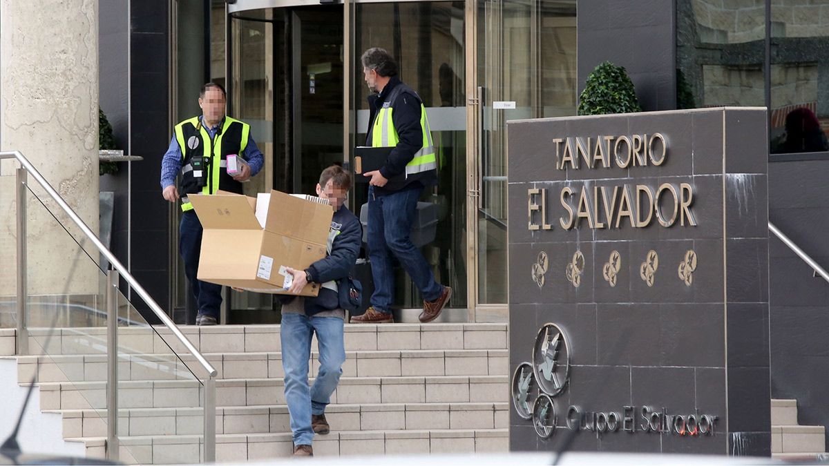 Agentes de la Policía investigan una posible estafa en tanatorios de Valladolid por cambios de los ataúdes antes de las incineraciones. | ICAL