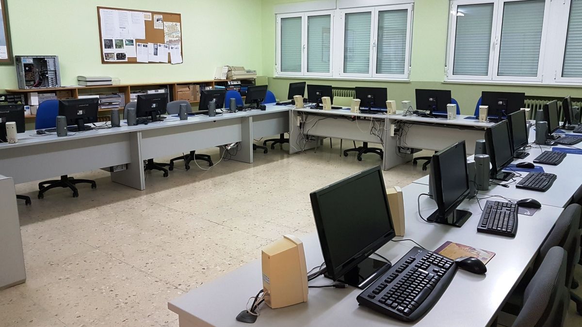Aula de informática del centro Ramón Carnicer de Ponferrada.| L.N.C.