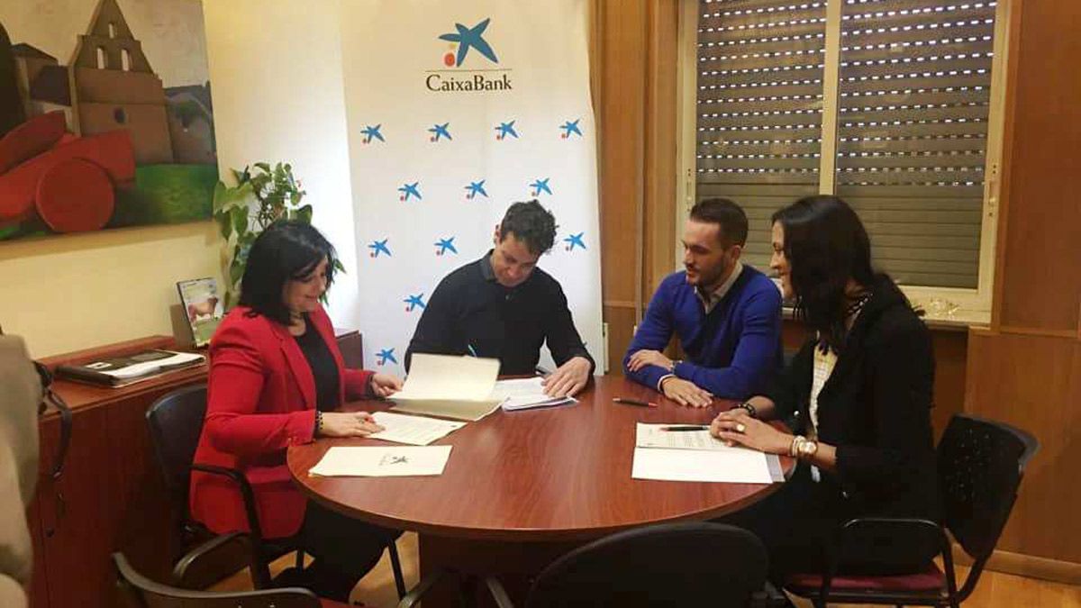 Un momento de la firma del convenio en Villablino. | BECA M. VILLANUEVA