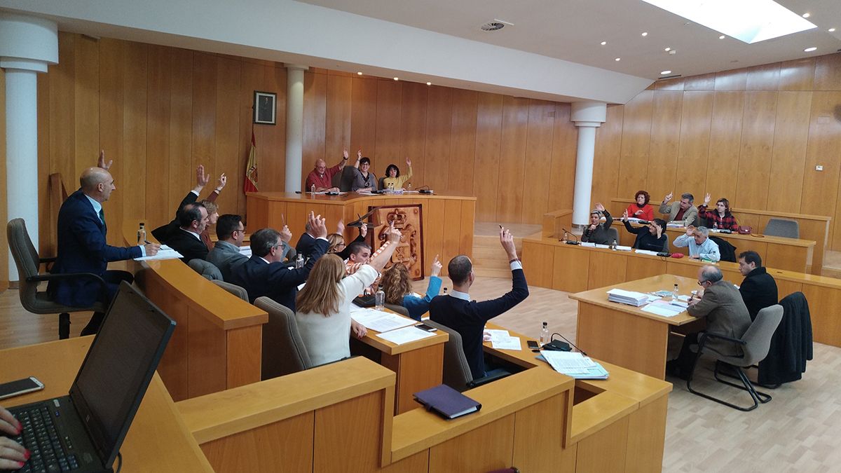 Momento de la votación para reclamar que el nuevo vial sea de cuatro carriles. | L.N.C.