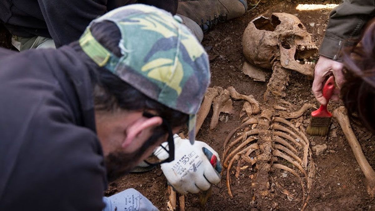 Exhumación de los restos de Bernardo Álvarez, 'el Gasta', en el cementerio de Teilán. | Óscar Rodríguez