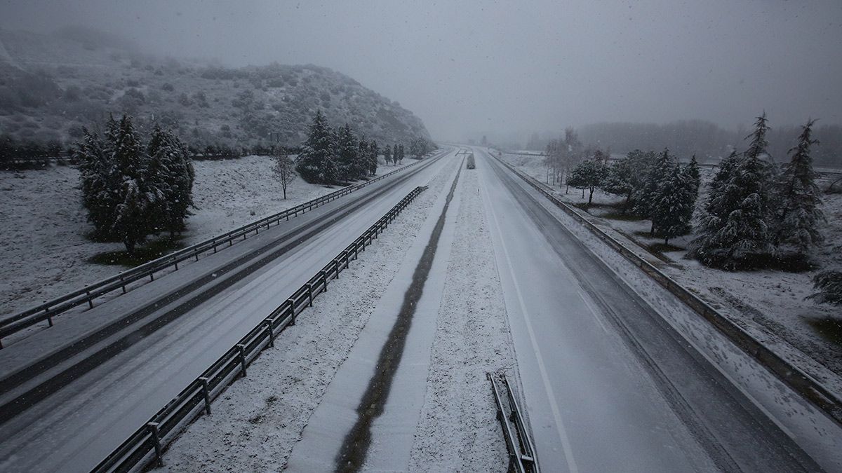 La autovía A6 cortada por el temporal de nieve a su paso por la localidad de Bembibre. | ICAL