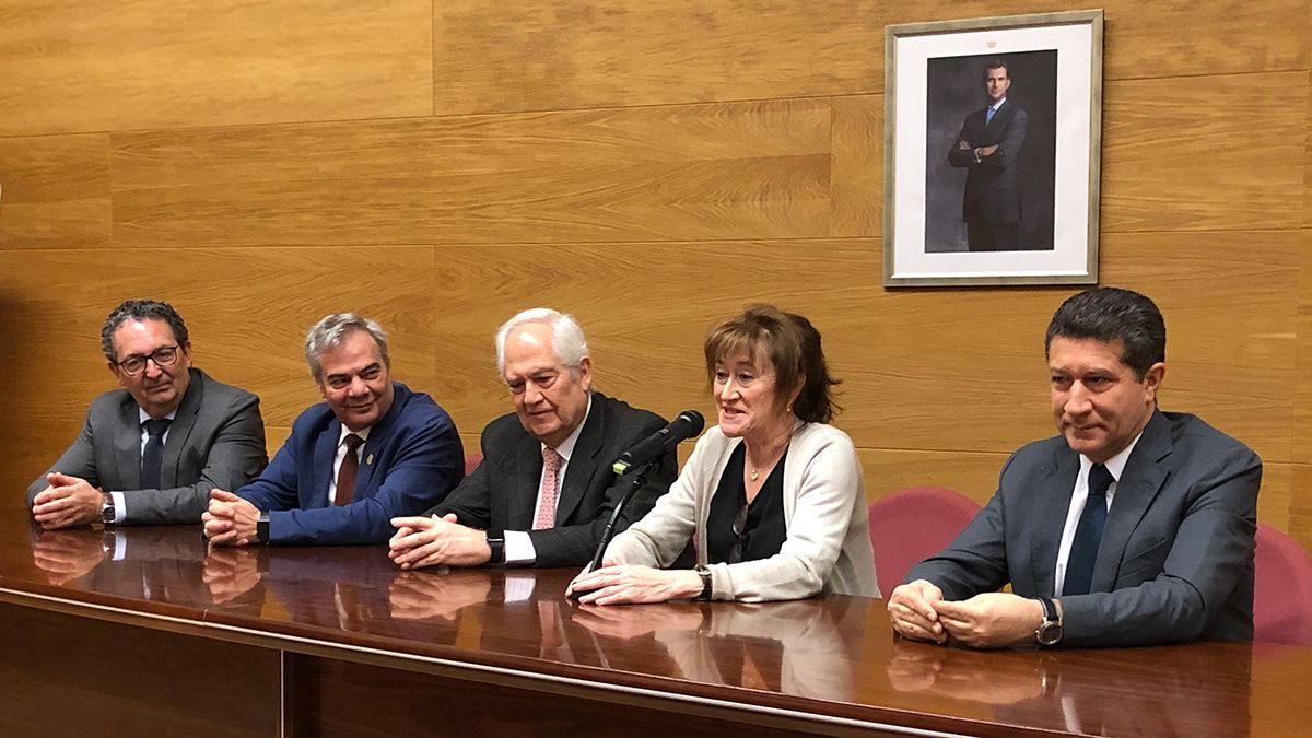 Burón, Fernández, García, Onrubia y Abruña, en el acto de presentación. | L.N.C.