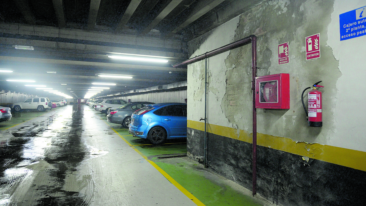 Aspecto que presentaba este viernes por la tarde el aparcamiento subterráneo de Ordoño. | MAURICIO PEÑA