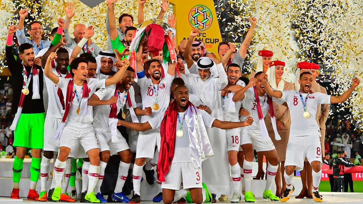 La selección de Catar levanta el título de la Copa de Asia. | QFA