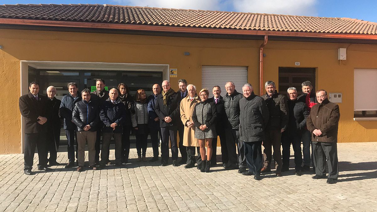 Autoridades locales, provinciales y representantes de los municipios de la comarca paramesa ayer en Laguna Dalga. | L.N.C.