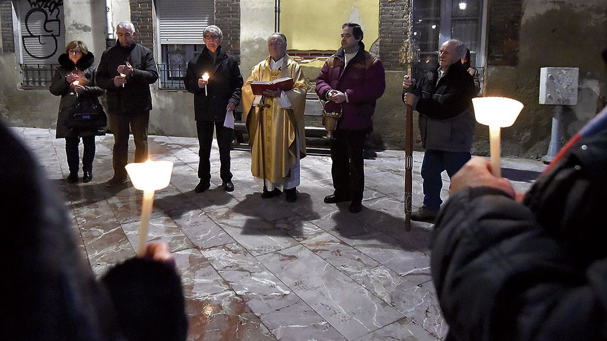 La histórica tradición de las Cándelas acudió este sábado a su cita habitual, en la tarde de cada dos de febrero en la iglesia de Santa Marina la Real. | SAÚL ARÉN