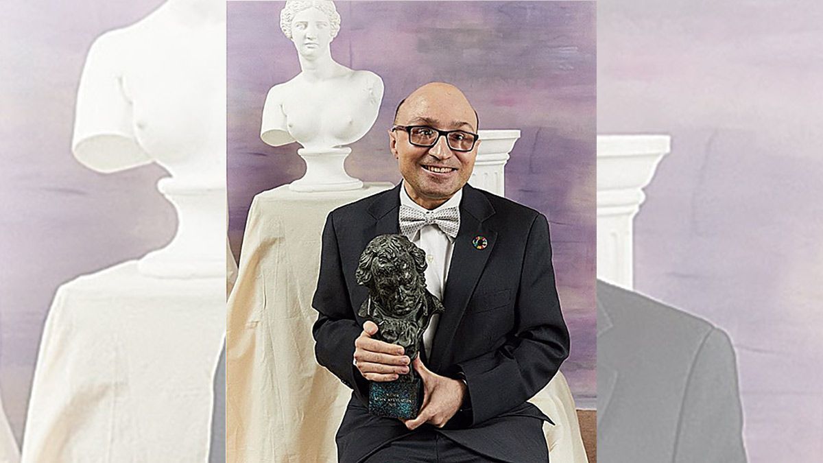 Jesús Vidal con su estatuilla de los premios Goya. | ICAL