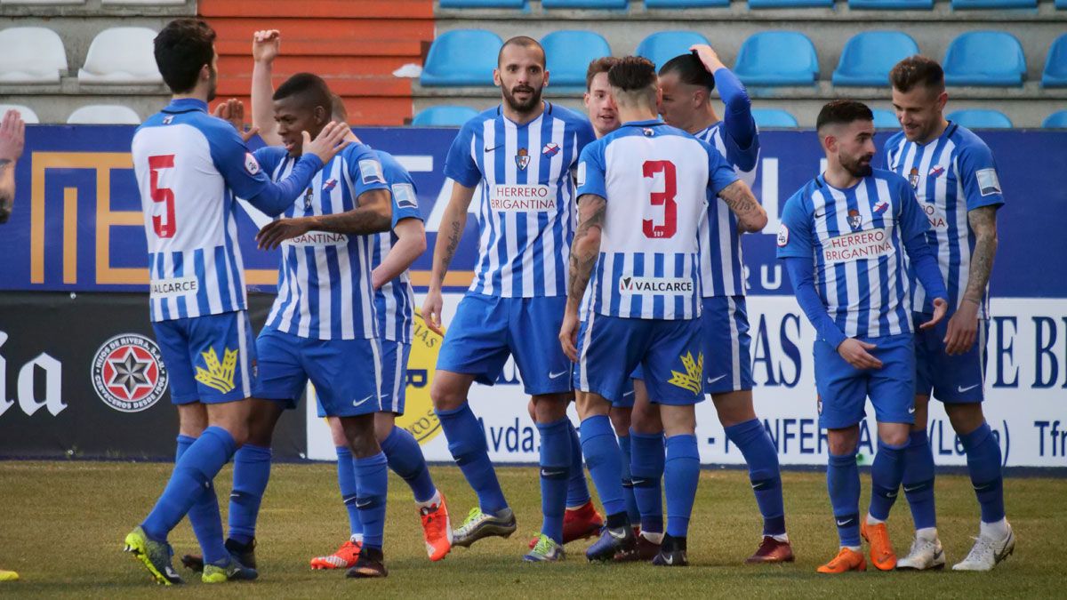 Los jugadores de la Deportiva celebran el gol de Son ante el Fabril. | FRANCISCO L. POZO