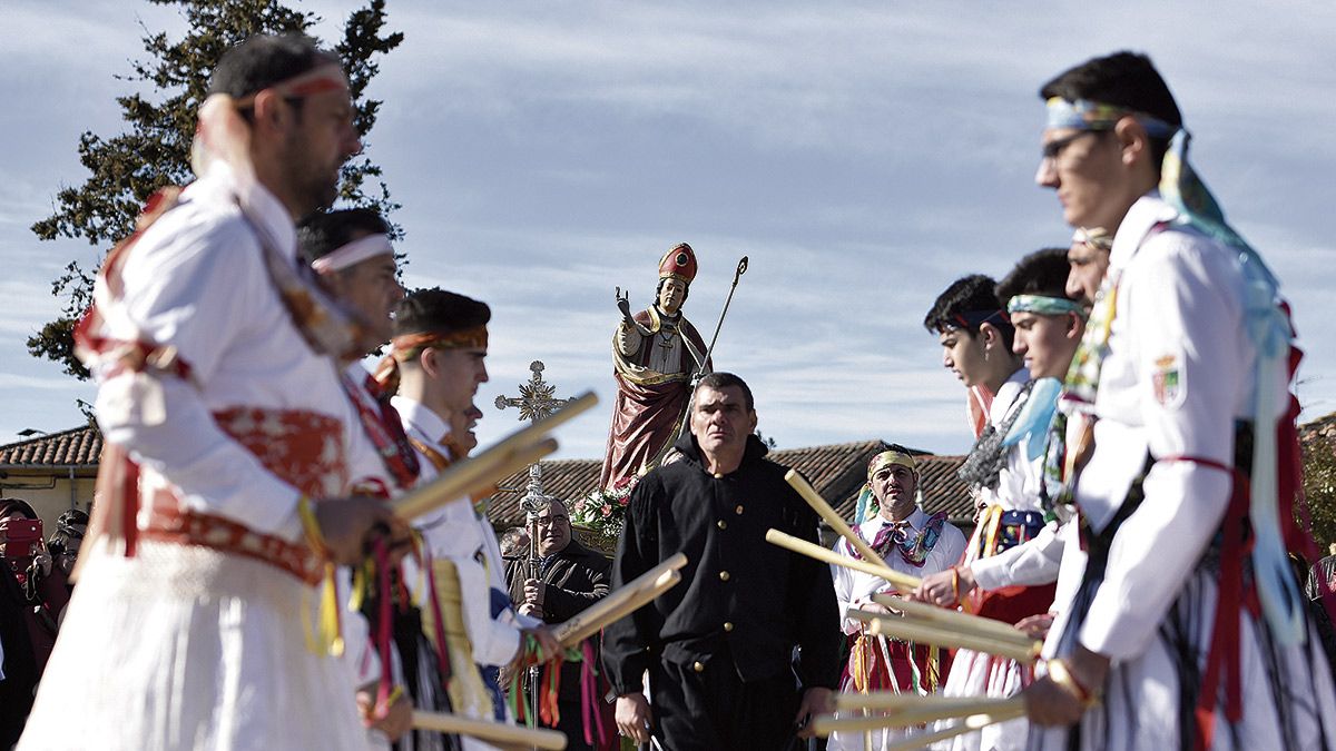 Procesión de San Blas este domingo en Villamandos con el santo acompañado por el grupo de danzantes de la localidad recuperado hace pocos años. | SAÚL ARÉN