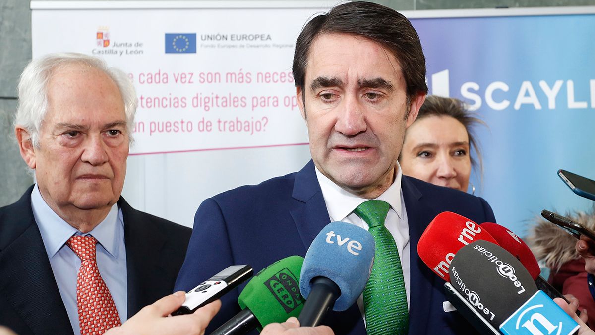 El consejero de Fomento, Juan Carlos Suárez-Quiñones, acompañado de Guillermo García y María Victoria Seco. | CARLOS S. CAMPILLO (ICAL).