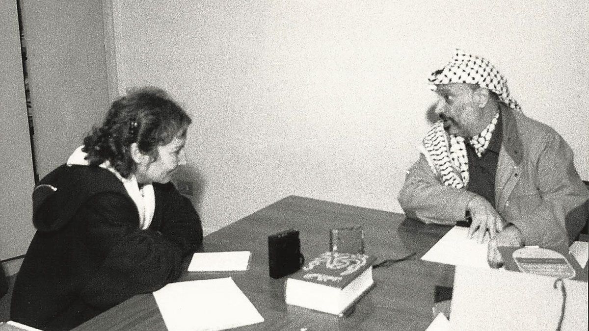 Teresa Aranguren entrevista a Aradat en Tunez en 1987, cuando la OLP se estableció en esta ciudad tras ser expulsada de Líbano en la invasión israelí de 1982.