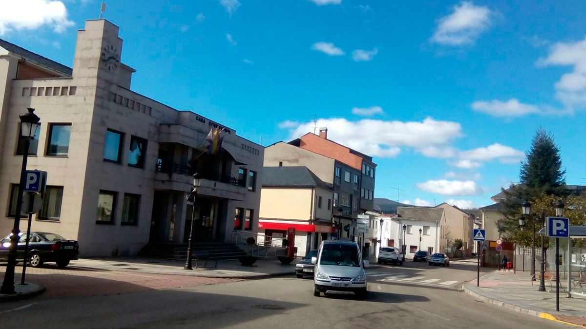 Vía de entrada a Fabero, con el Ayuntamiento a la izquierda de la imagen. | A.M.