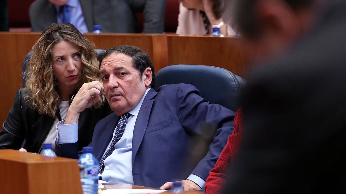 El consejero de Sanidad, Antonio María Sáez Aguado, junto a Alicia García en el pleno de este martes. | ICAL