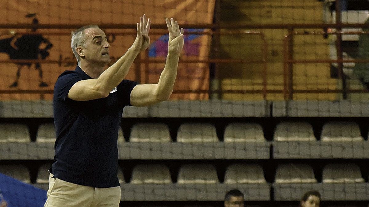 Rafa Guijosa da instrucciones desde la banda durante un partido del Abanca Ademar. | SAÚL ARÉN