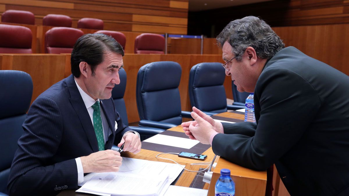 El consejero de Fomento, Juan Carlos Suárez-Quiñones, conversa con el procurador socialista José Ignacio Martín Benito. | ICAL