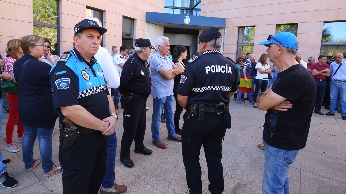 Los agentes de la Policía Nacional intentan acotar los robos en garajes. | ICAL Los agentes de la Policía Nacional intentan acotar los robos en garajes. | ICAL