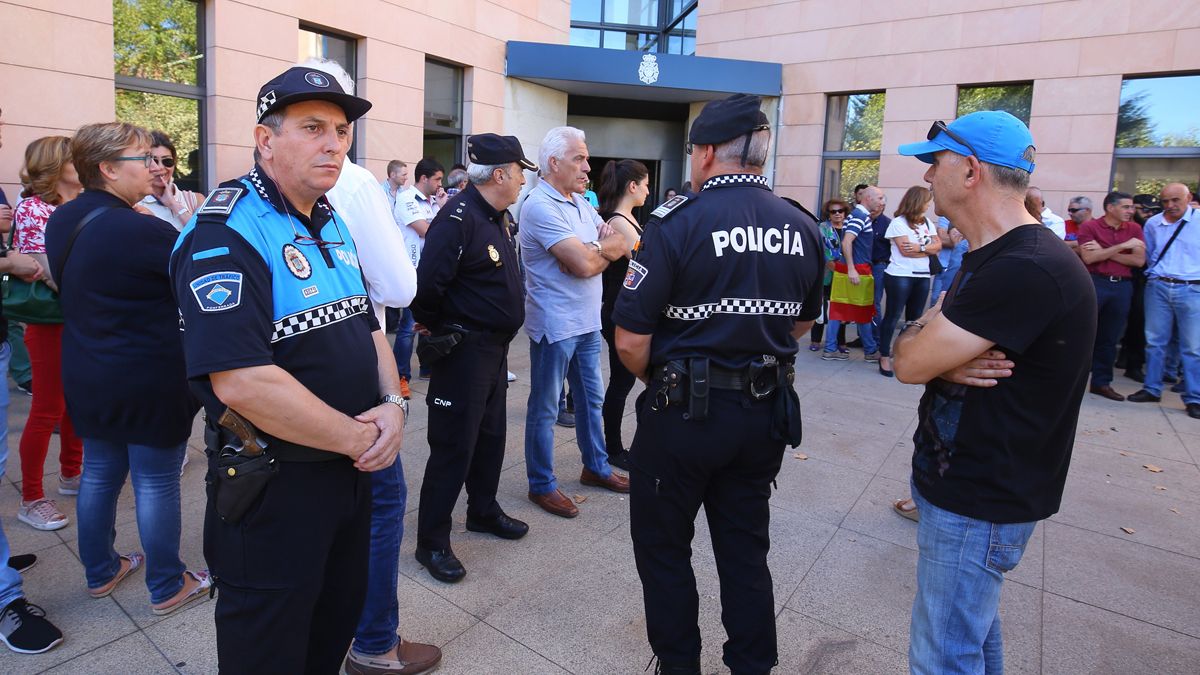 Los agentes de la Policía Nacional intentan  acotar los robos en garajes. | ICAL