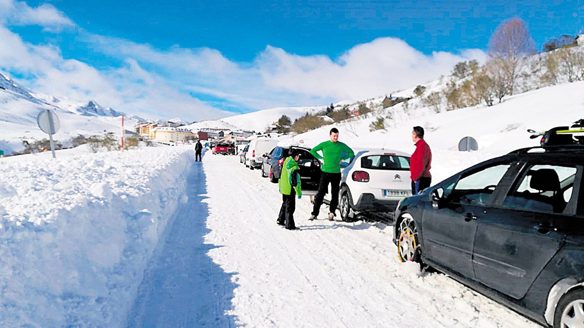 Uno de los atascos producidos durante el pasado domingo en los accesos a la Estación Invernal de San Isidro. | ISABEL LÓPEZ