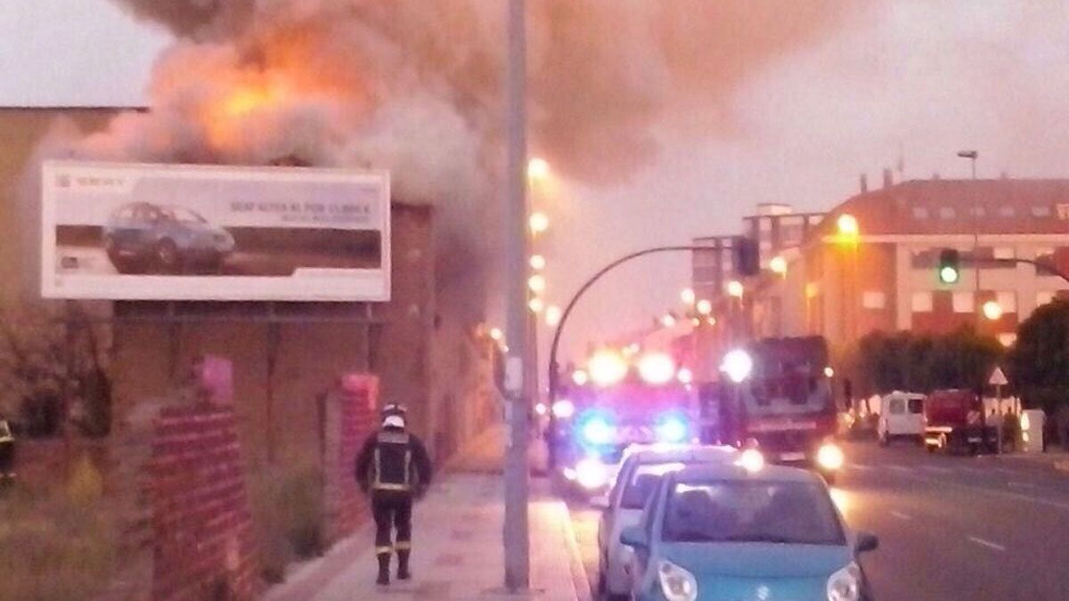 Las llamas y el denso humo dificultaron las labores de extinción. | L.N.C.