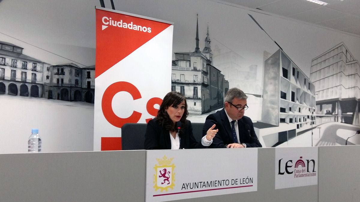 La portavoz de Ciudadanos, Gemma Villarroel, y el concejal Justo Fernández, durante la presentación de la iniciativa. | A. MARTÍNEZ