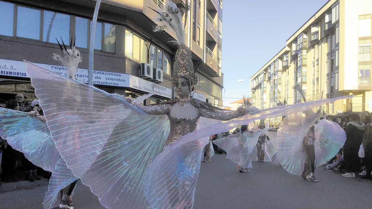 Foto de uno de los grupos del desfile de ‘Piñata 2018’ de Astorga. | P.F.