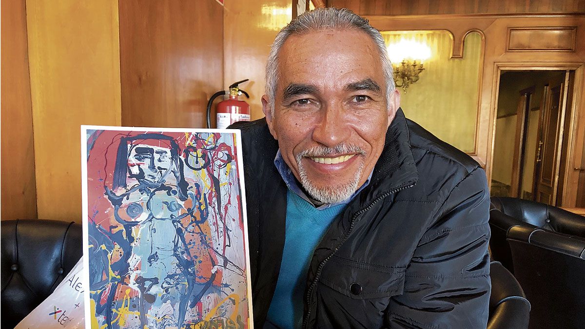 El artista venezolano Néstor Rojas, con una de sus obras.