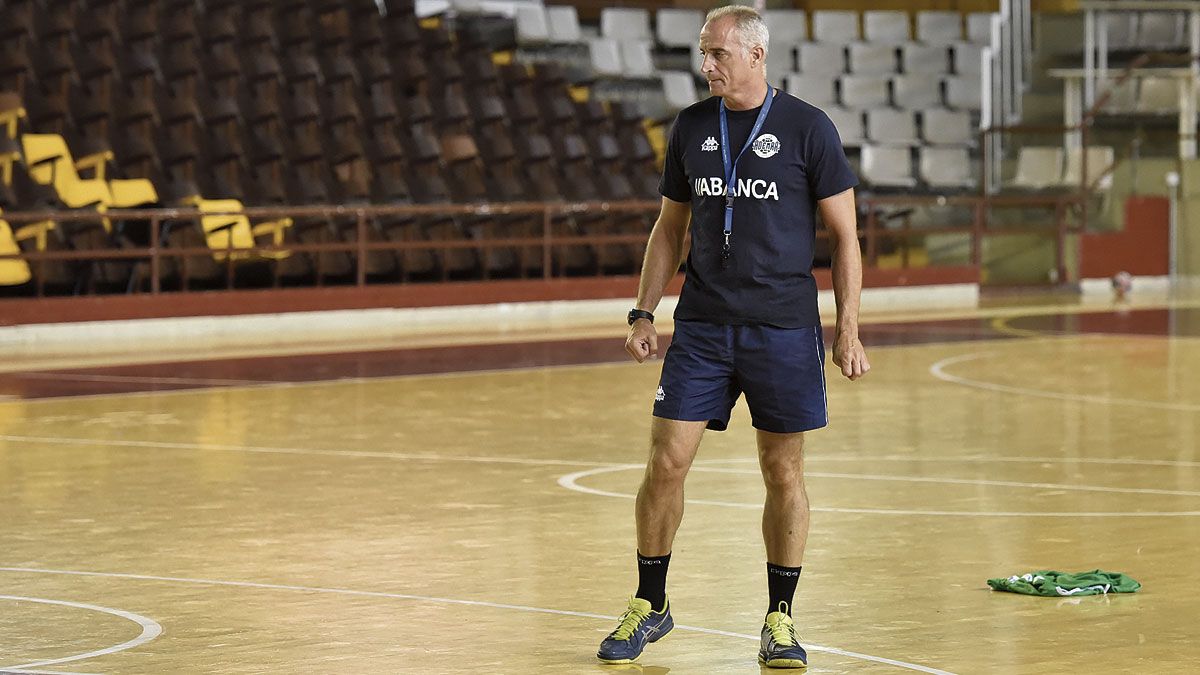 Rafa Guijosa, durante un entrenamiento de esta temporada con el Abanca Ademar. | SAÚL ARÉN