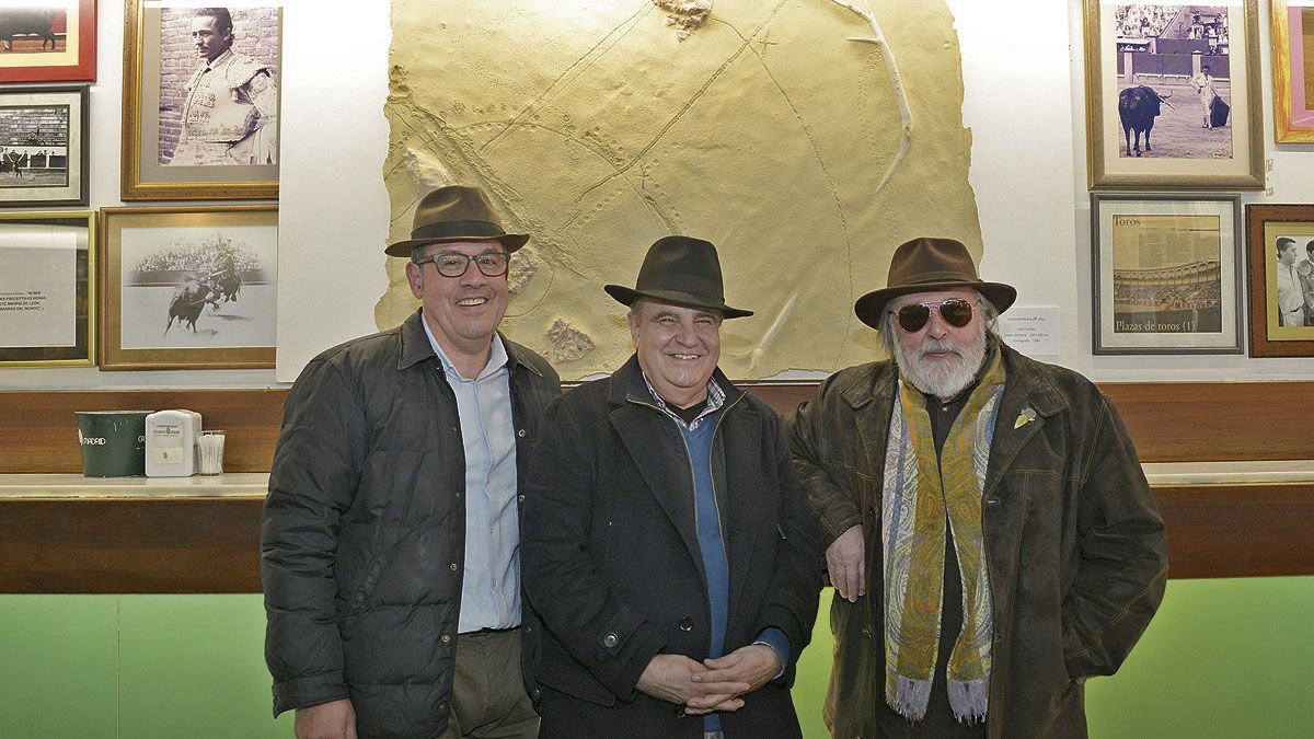 El alicantino José Fuentes estuvo arropado por Pablo Martínez y Juan Carlos Uriarte en la presentación de su obra en el Camarote Madrid. | MAURICIO PEÑA