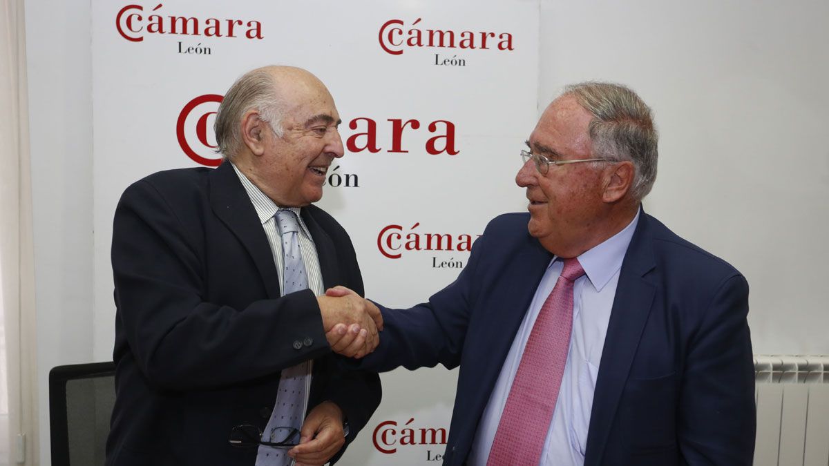 El presidente de la Cámara de Comercio de León, Manuel Lamelas, firma un convenio de colaboración con el presidente del Consejo Asesor de la Universidad Camilo José Cela, Nicolás Henríquez, sobre los cursos de Grado 'on line' que imparte la institución.
