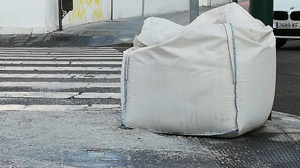 Uno de los sacos de sal que aún está por las calles de San Andrés. | L.N.C. Uno de los sacos de sal que aún está por las calles de San Andrés. | L.N.C.