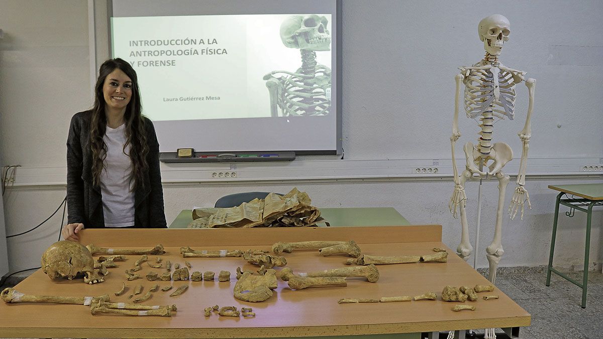 La antropóloga forense Laura Gutiérrez ayer en el IES Fernando I de Valencia de Don Juan. | T.G.