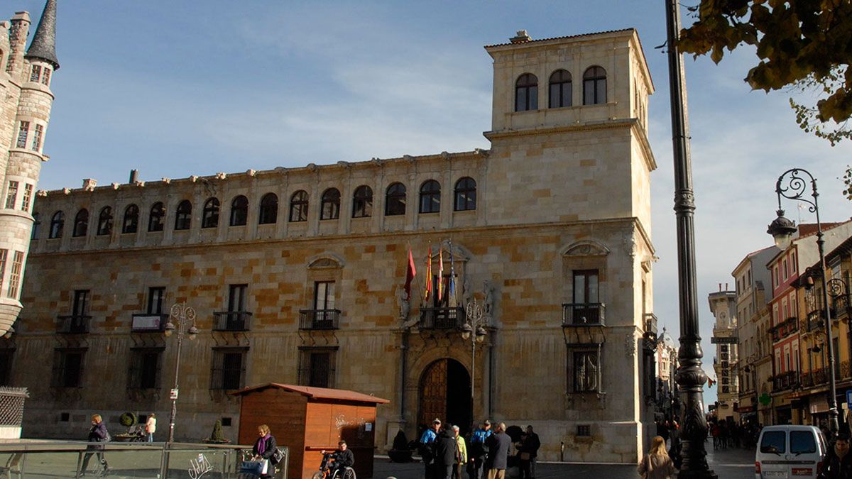 El Palacio de los Guzmanes, sede de la Diputación de León. | MAURICIO PEÑA