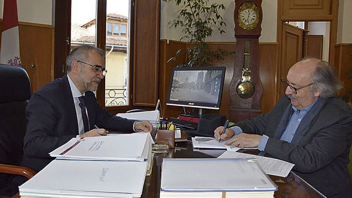 Palazuelo y Colinas firman la documentación de cesión del fondo. | ABAJO