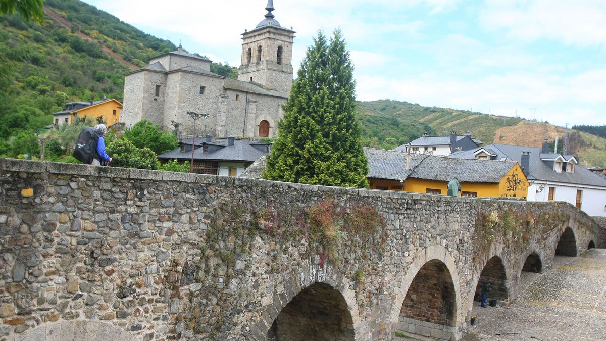 El puente sobre el río Meruelo en Molinaseca, emblema de la villa | ICAL