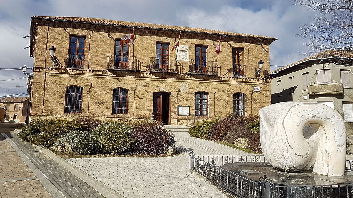 Fachada de la Casa Consistorial de Gordoncillo y donde se desarrollarán varios de los cursos formativos. | T.G.