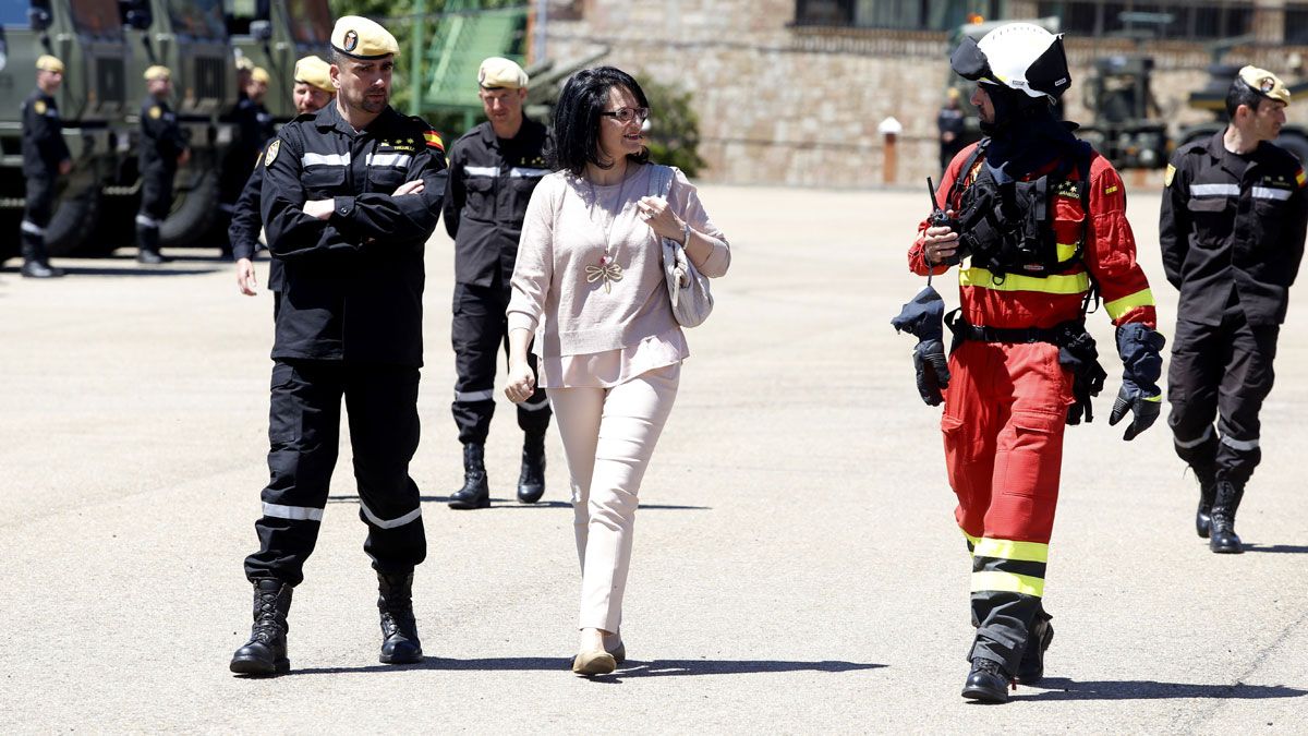 La subdelegada del Gobierno en León, Teresa Mata, visita las instalaciones de la Unidad Militar de Emergencias y conoce los medios del batallón, especialmente los de la lucha contra incendios. | IMÁGENES: CARLOS S. CAMPILLO (ICAL)