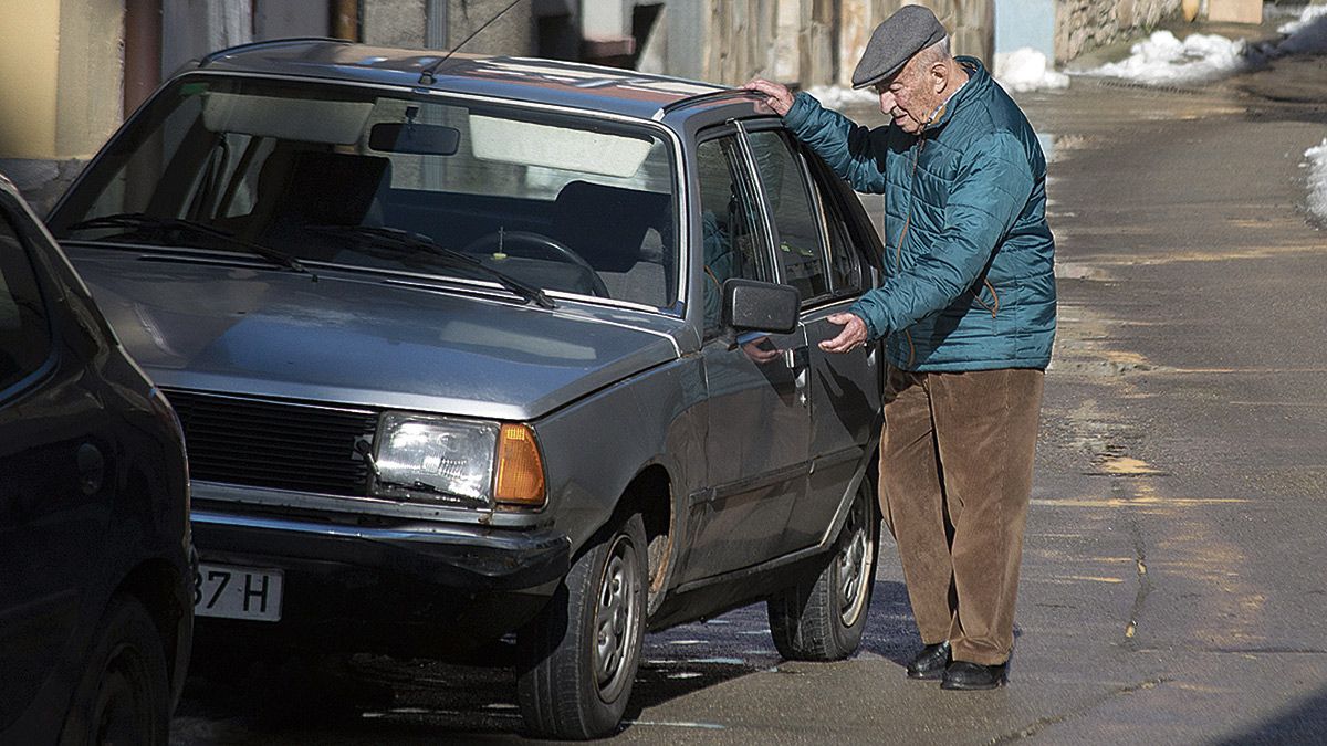 Francisco se prepara para subir a su R-18 en Cistierna y regresar a Crémenes, después de comprar unos pasteles para su 103 cumpleaños. | MAURICIO PEÑA