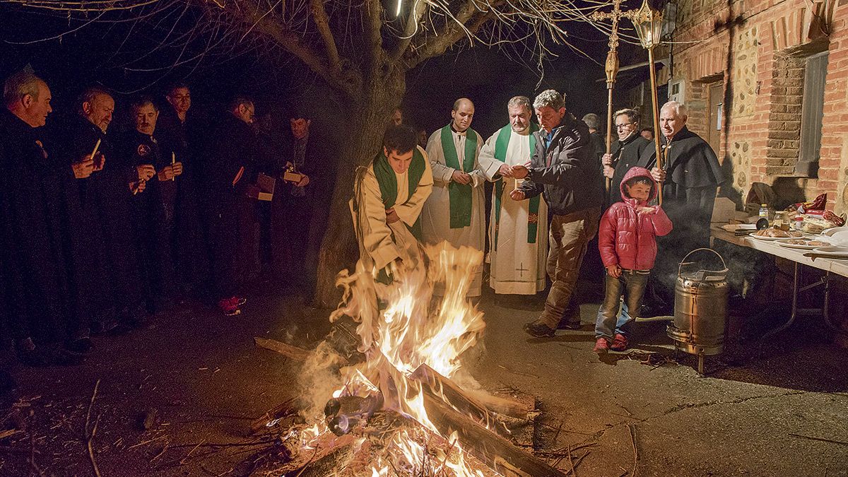 El fuego, las velas y la luz tienen gran protagonismo en las celebraciones de este sábado en La Sobarriba | MAURICIO PEÑA