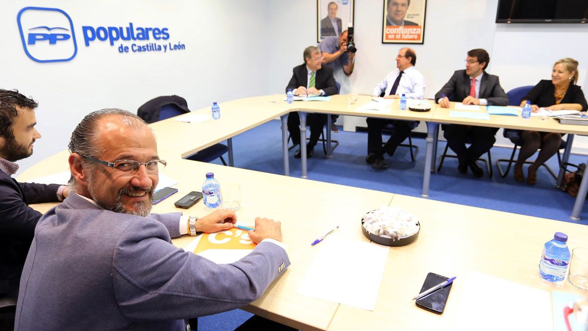 Imagen de la reunión con Ciudadanos en la sede del PP de Castilla y León. | ICAL
