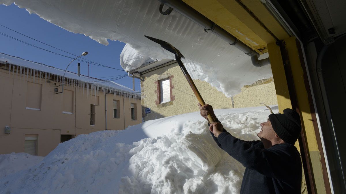 Las intensas nevadas y la acumulación provocaron daños en varias localidades de la montaña leonesa durante el pasado mes de febrero. | MAURICIO PEÑA