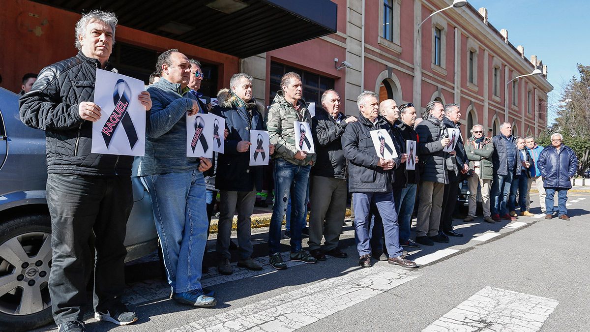 Concentración en León de trabajadores ferroviarios en recuerdo a la maquinista Raquel Delgado Ortega, fallecida en el accidente ocurrido el pasado día 8 en Cataluña. | ICAL