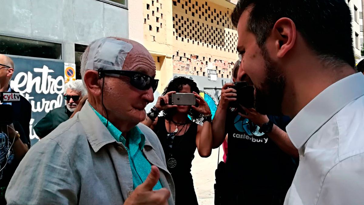 Álvarez de Paz hablando con Luis Tudanca en el homenaje que se le hizo en Ponferrada. | M.I.