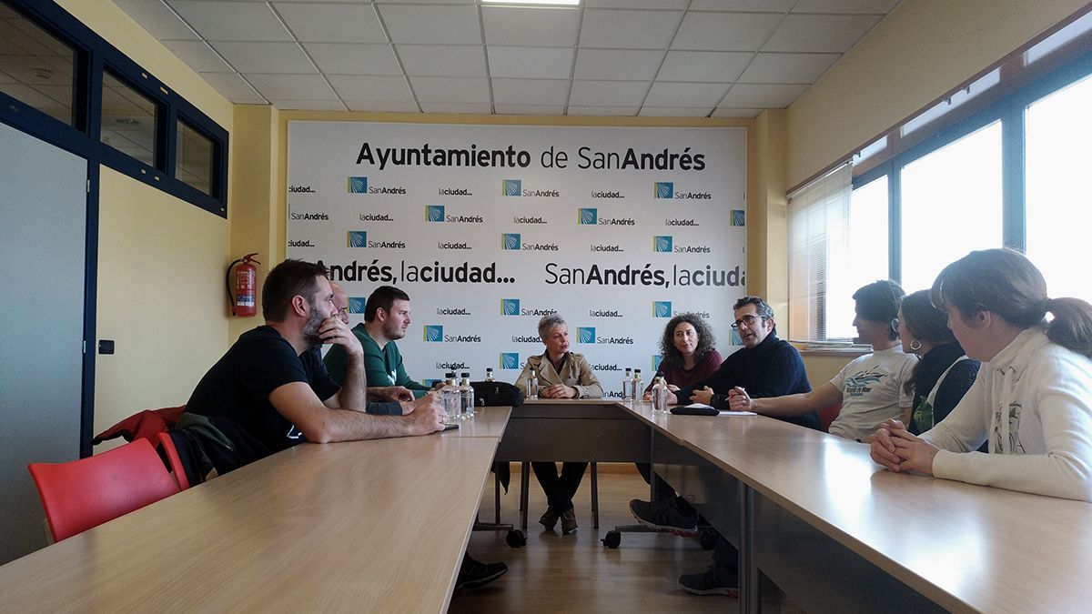 Un momento de la reunión mantenida en el Ayuntamiento de San Andrés. | L.N.C.